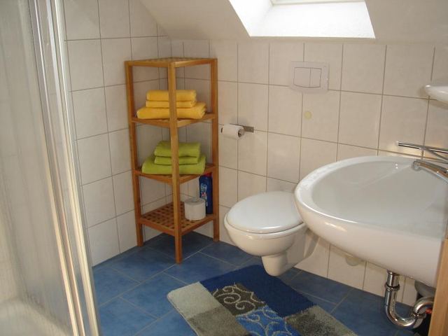 Bad mit Dusche und WC