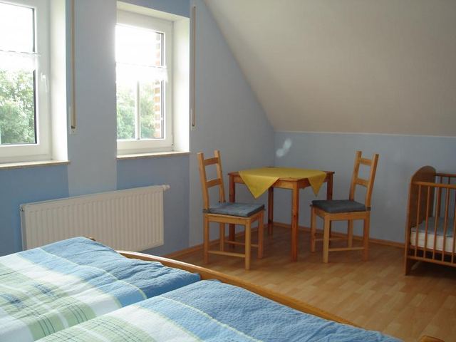 Zimmer mit Sitzecke und Kinderbett